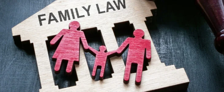 A Plate with sign family law, figurines and gavel.
